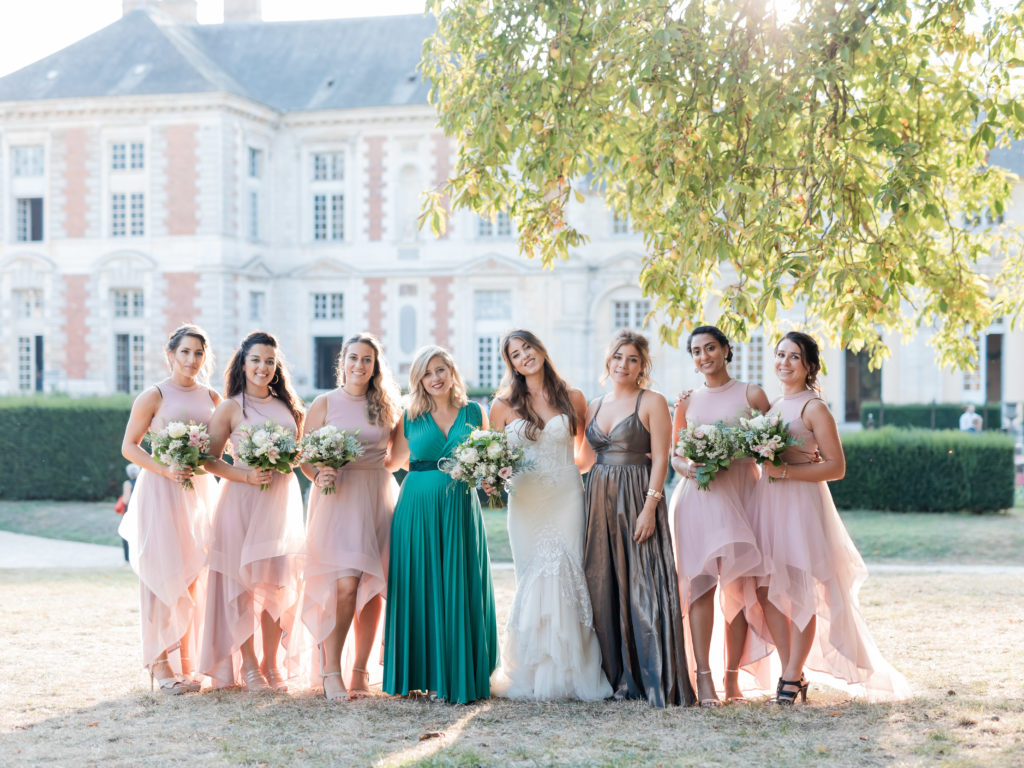 Photo de groupe au château de Vallery, mariée et demoiselles d'honneur