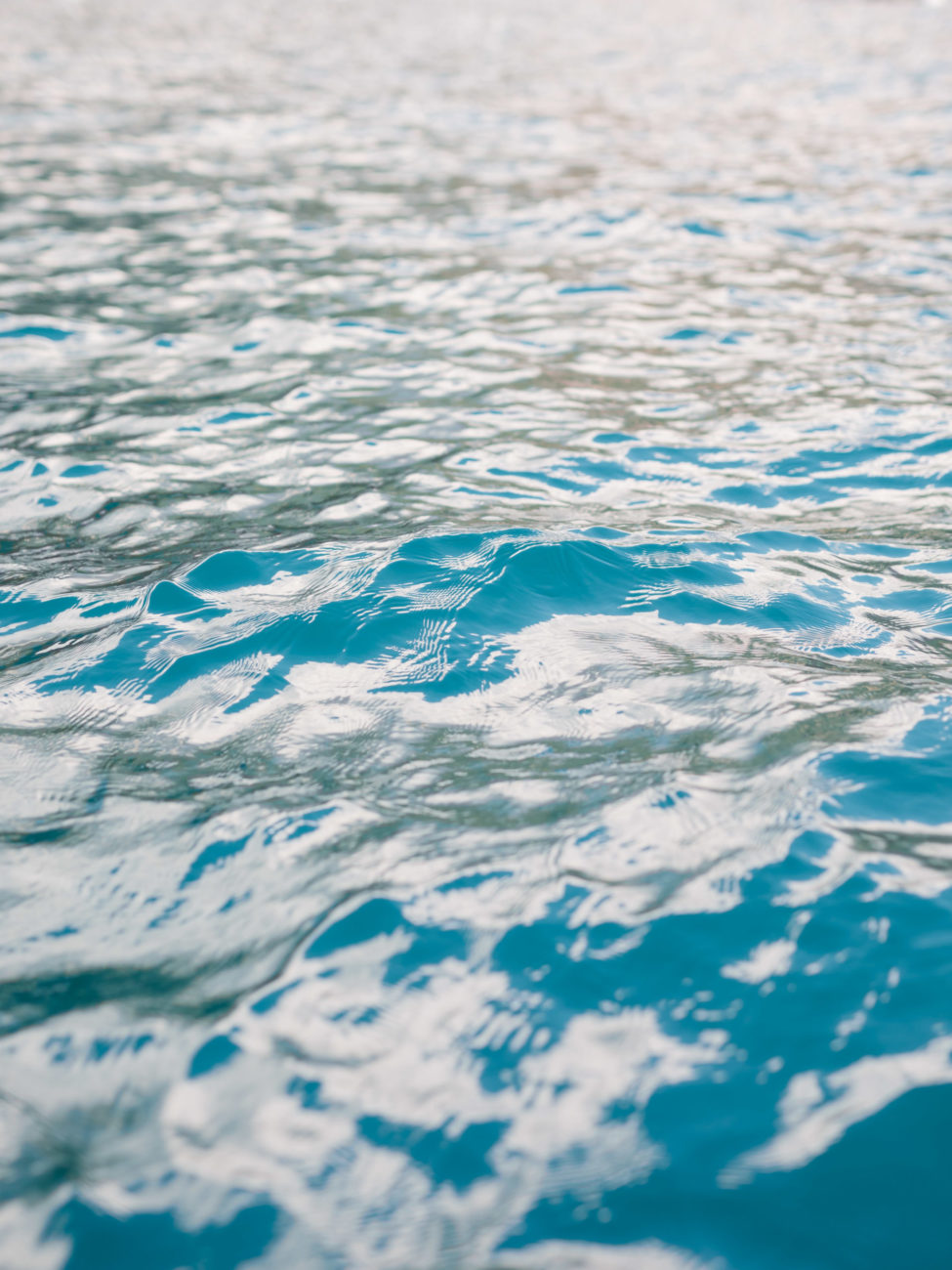 Détail de l'eau turquoise du lac d'Annecy lors d'un mariage à l'Abbaye de Talloires