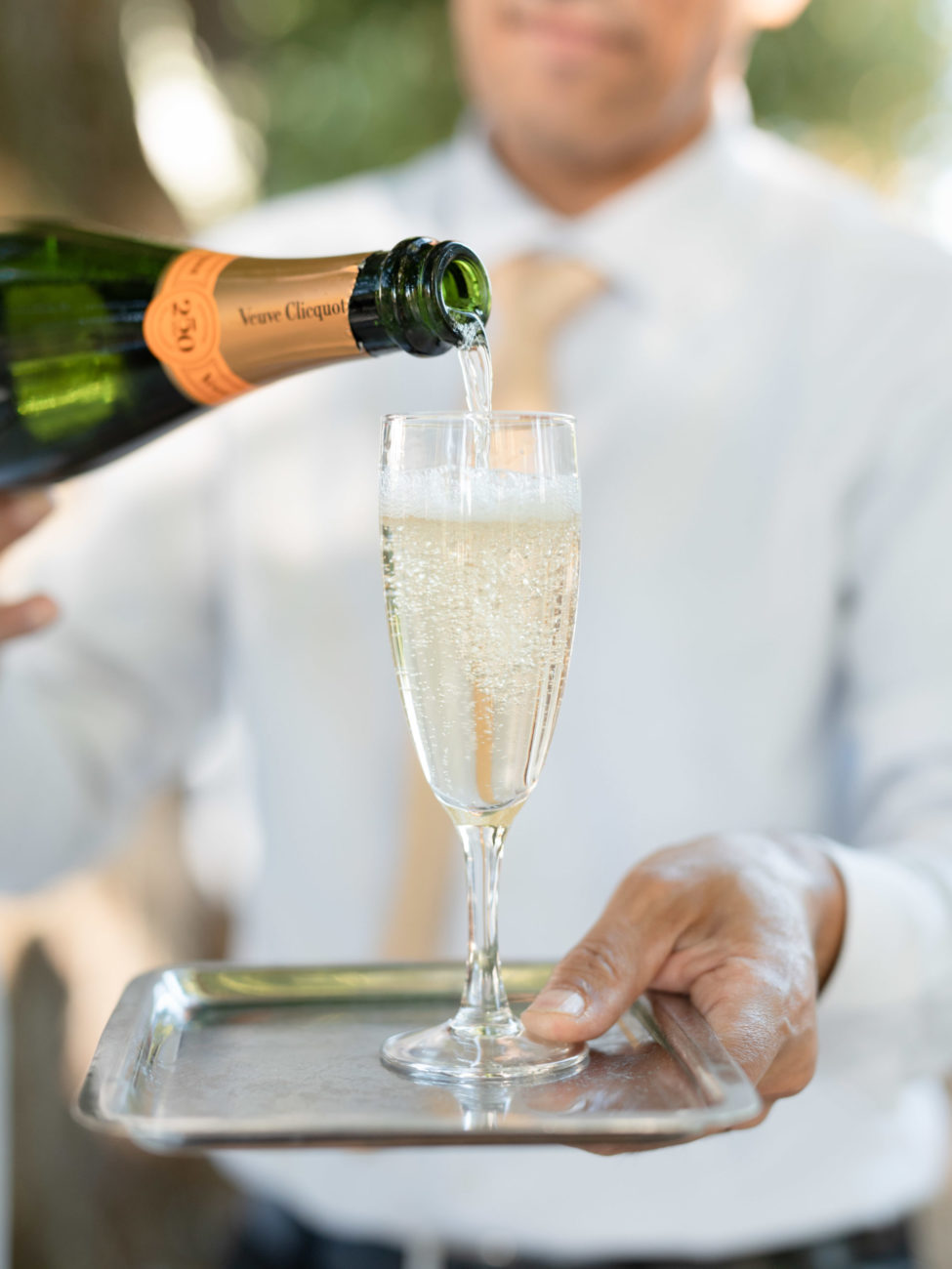 Vin d'honneur lors d'un mariage au château de Santeny, détail d'une coupe de champagne